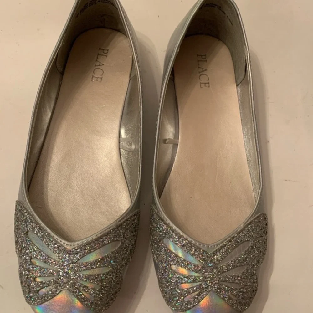 Place Silver Shoes with Glitter Butterfly Size 4